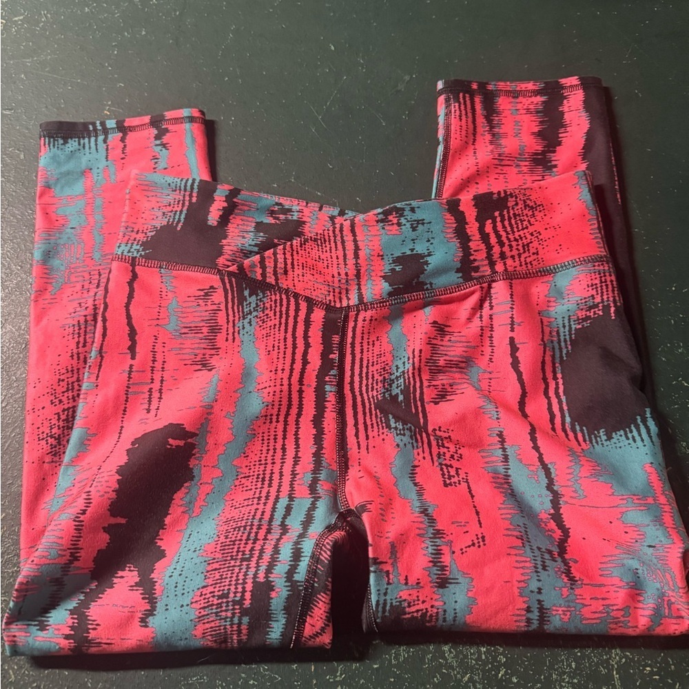 Fabletics Hot Pink & Teal Abstract Active Capri Leggings - Women’s Small